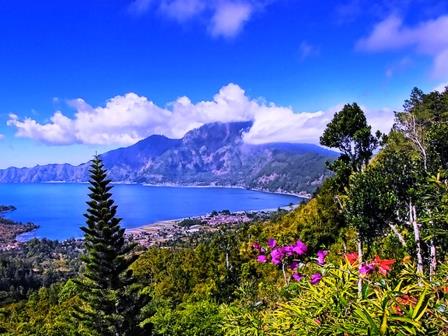 http://www.dnabalitour.com/wp-content/uploads/2012/02/Kintamani-Lake-Batur-View.jpg